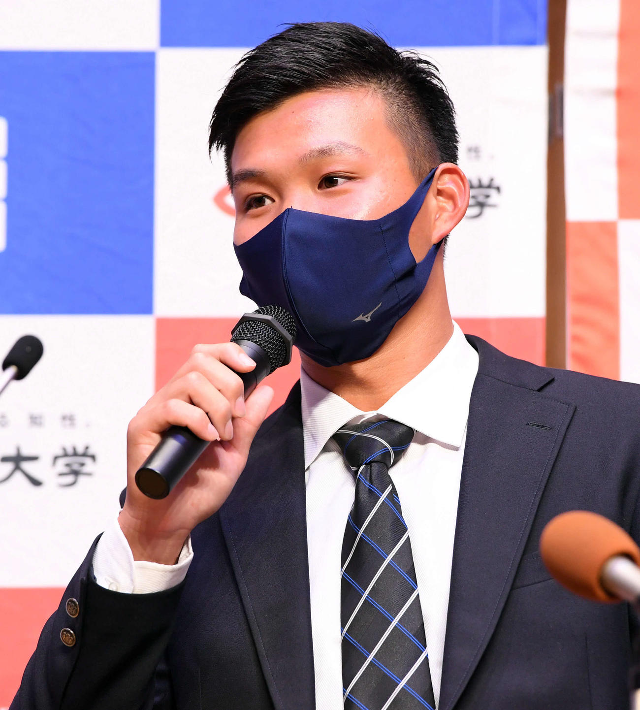 阪神から1巡目の指名を受け喜びを語る中大森下（撮影・たえ見朱実）