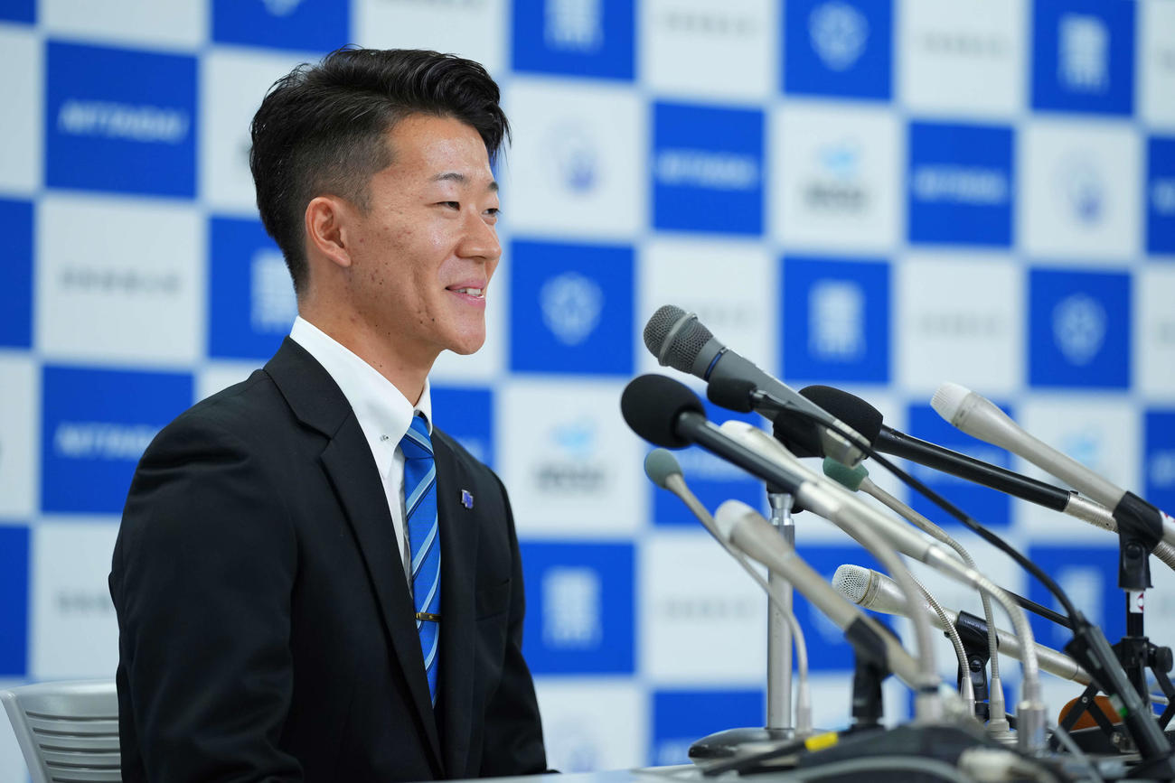 日本ハムから1位指名を受け笑顔で会見に臨む日体大・矢沢（撮影・垰建太）