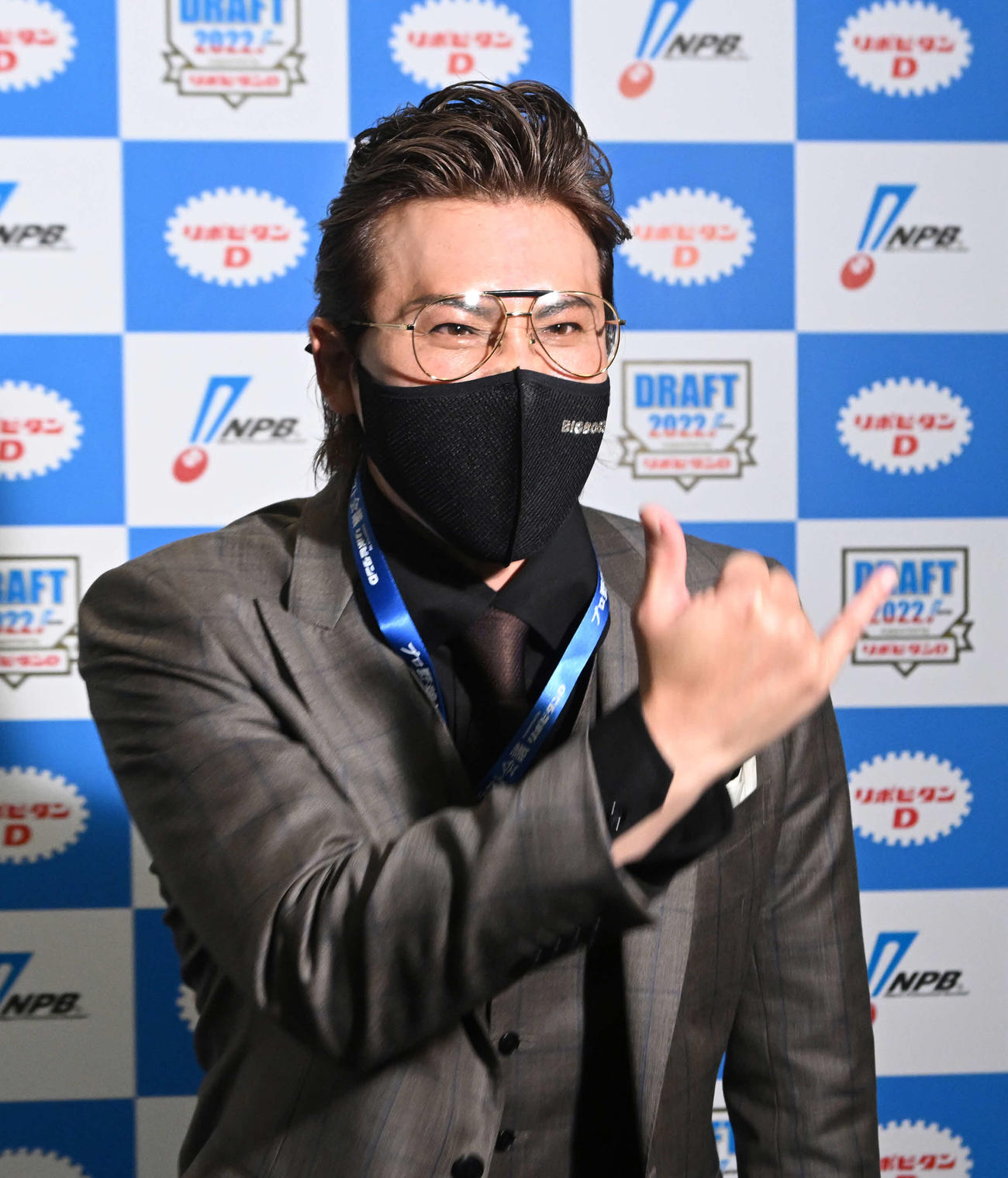日体大・矢沢の交渉権を獲得しポーズを決める日本ハム新庄監督（代表撮影）