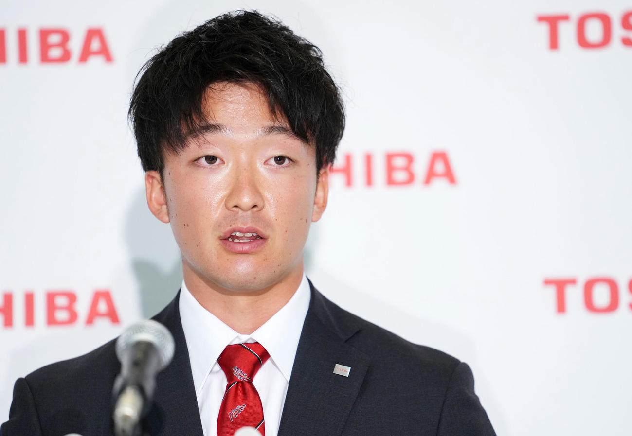 ヤクルトから1位指名を受け会見に臨む東芝・吉村（撮影・横山健太）