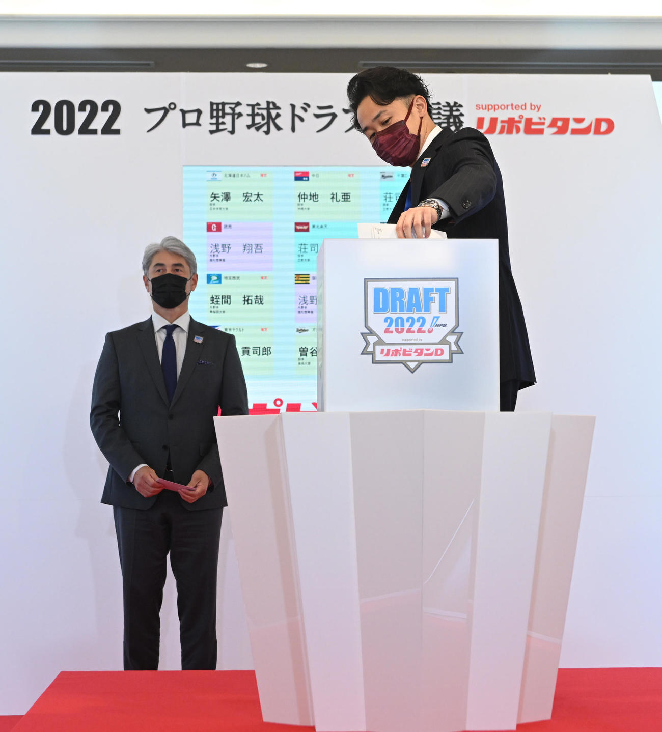 立大・荘司の抽選でくじを引く楽天・米田球団社長（右）、左はロッテ吉井監督（東スポ代表）