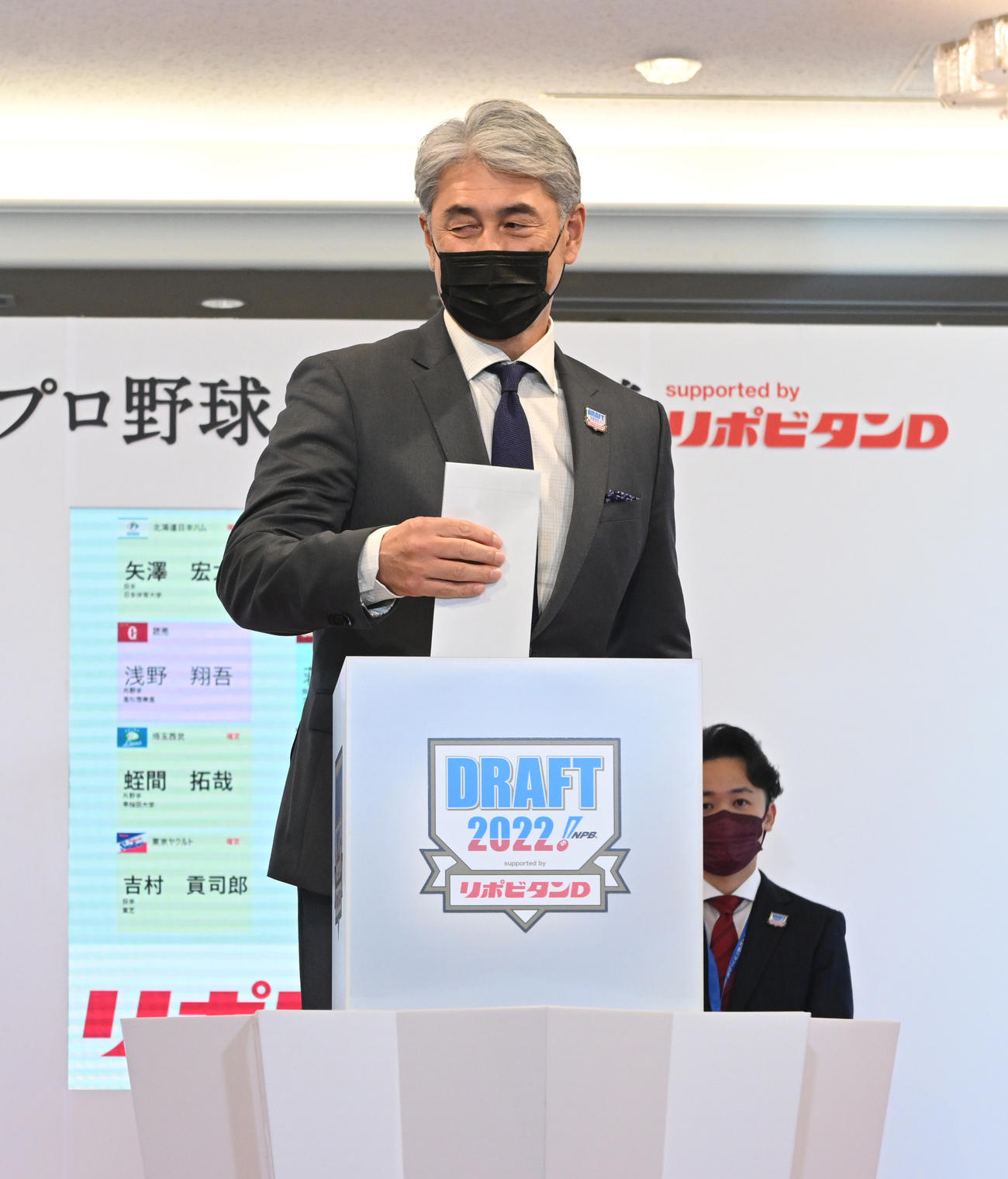 立大・荘司の抽選でくじを引くロッテ吉井監督（代表撮影）