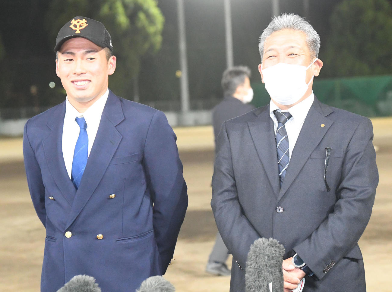 ドラフトで巨人に1位指名された高松商・浅野（左）は父幹司さんとインタビューに答える（撮影・前岡正明）