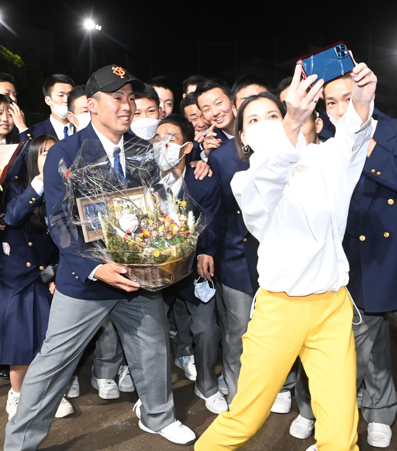 ドラフトで巨人に1位指名された高松商・浅野（左）はABCヒロド歩美アナウンサーと記念撮影（撮影・前岡正明）
