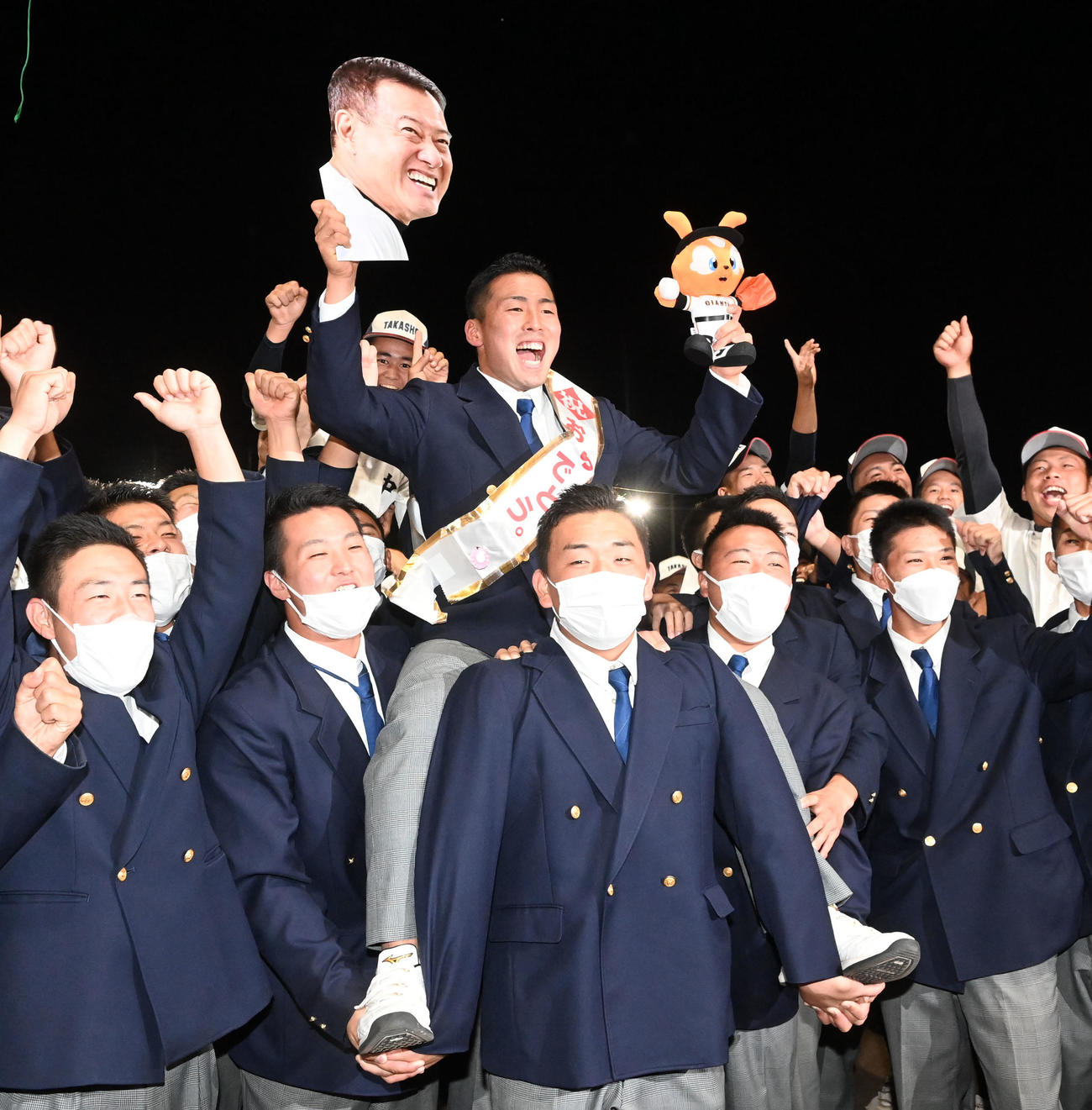 巨人から1位指名された高松商・浅野は騎馬でナインから祝福される（撮影・前岡正明）