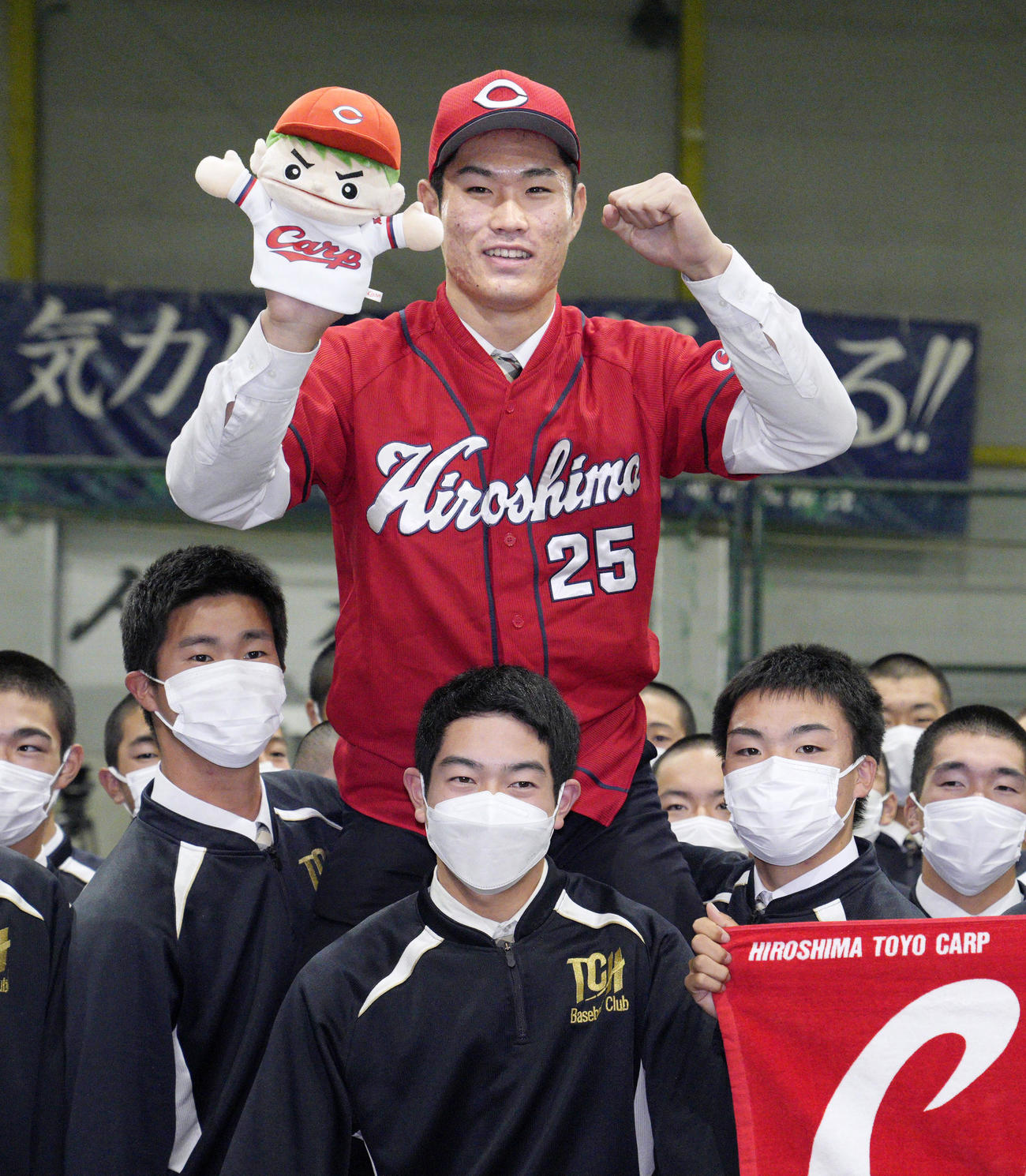 広島から1位指名を受け、笑顔を見せる苫小牧中央高の斉藤優汰投手（共同）