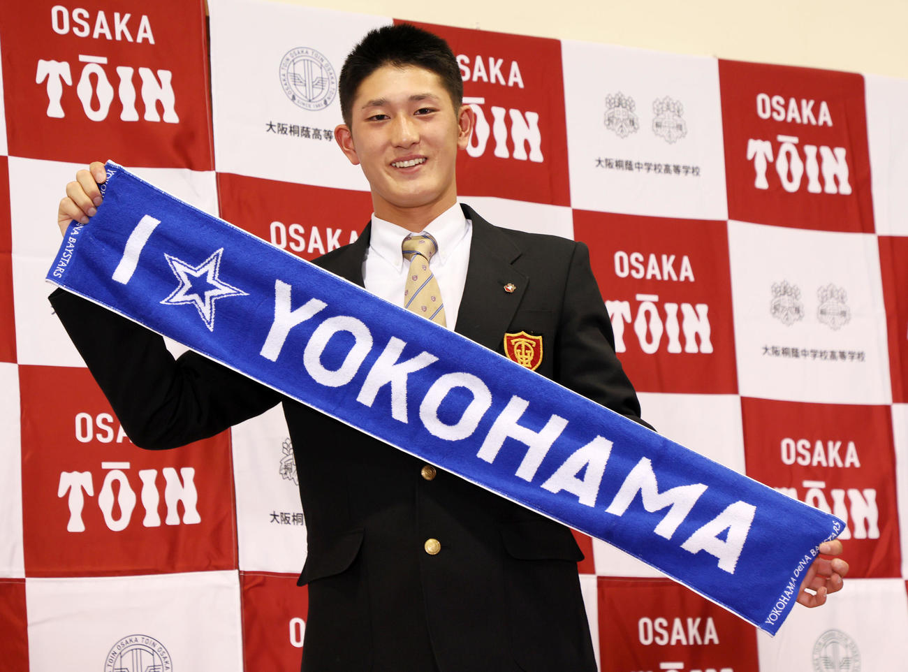 DeNAから1位指名を受け「I☆YOKOHAMA」のタオルを手に笑顔を見せる阪桐蔭の松尾（撮影・加藤哉）