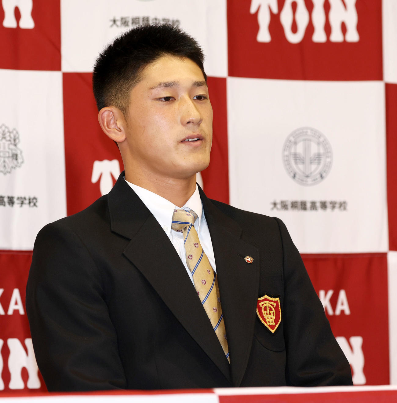 DeNAから1位指名を受け息を吐く大阪桐蔭・松尾（撮影・加藤哉）