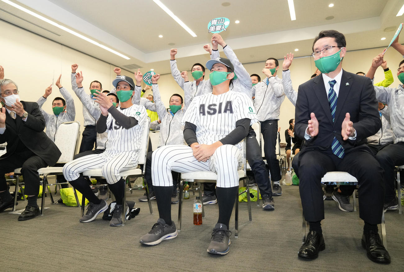 西武にドラフト4位で指名され、笑顔の亜大・青山（右から2人目）（撮影・鈴木みどり）