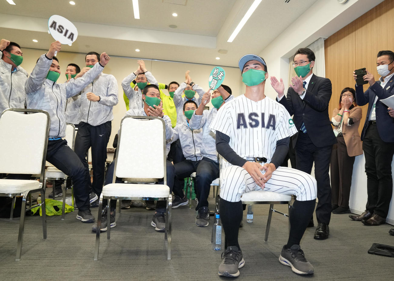 ソフトバンクにドラフト5位で指名され、笑顔の亜大・松本（撮影・鈴木みどり）