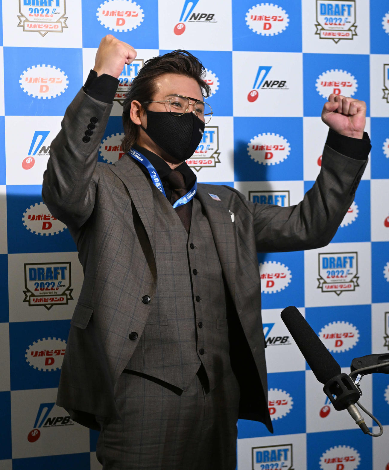 日体大・矢沢の交渉権を獲得しガッツポーズする日本ハム新庄監督（代表撮影）