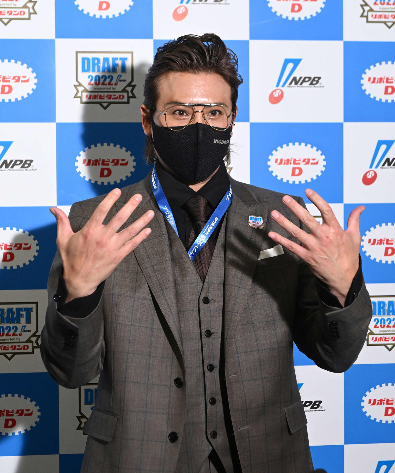 日体大・矢沢の交渉権を獲得しインタビューに答える日本ハム新庄監督（代表撮影）