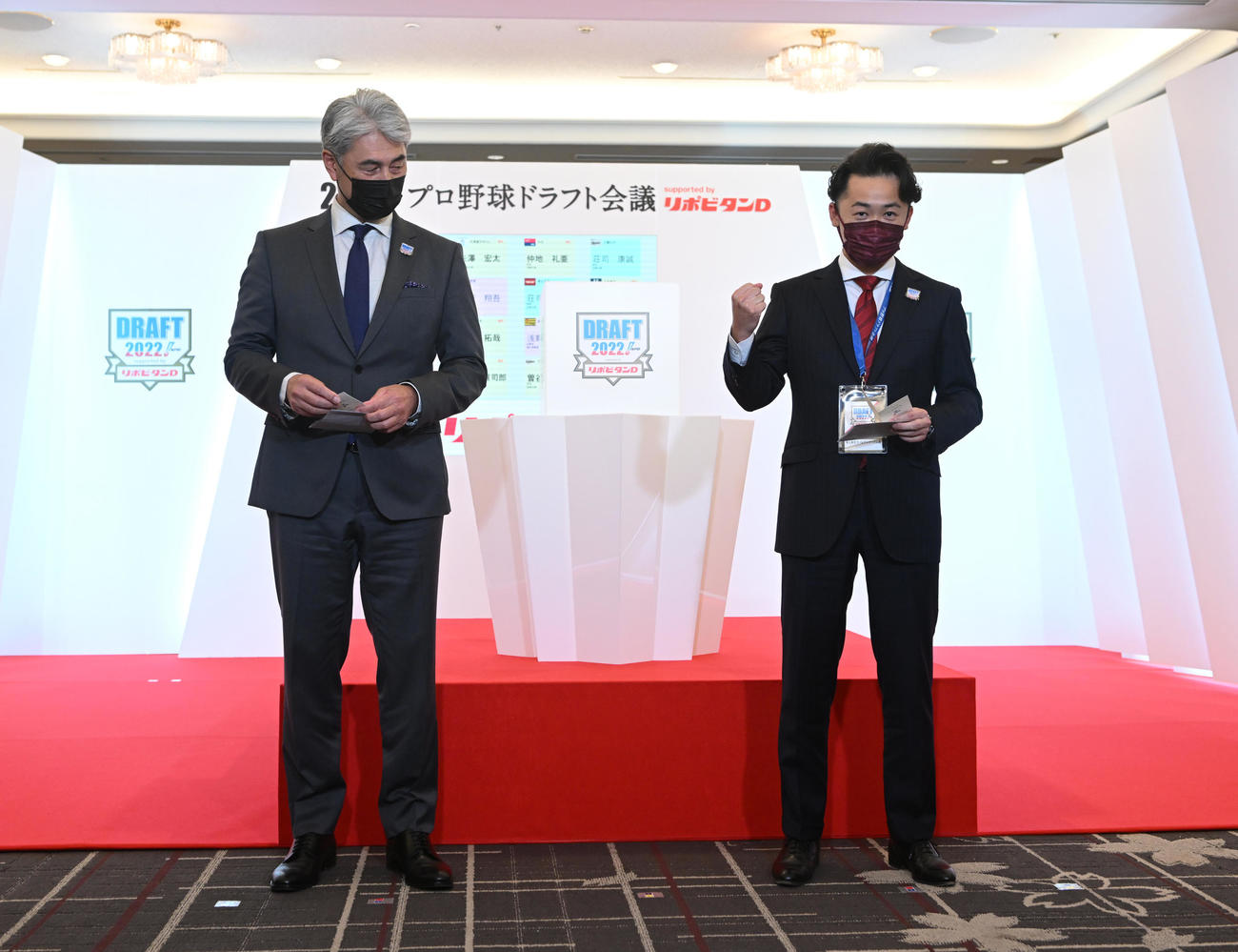 立大・荘司の交渉権を獲得してガッツポーズする楽天・米田球団社長（右）。左はロッテ吉井監督（代表撮影）