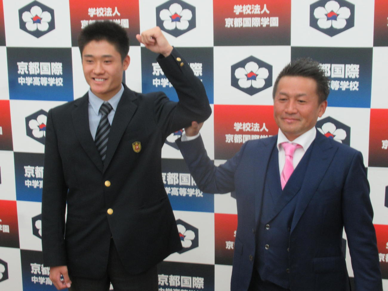 DeNAの4巡目指名を受けた京都国際の左腕森下（左）は小牧監督から祝福される（2022・10・20　京都国際高校　撮影・実藤健一）