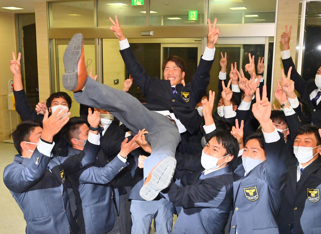 ロッテから2位で指名されナインから胴上げされる天理大・友杉（撮影・和賀正仁）