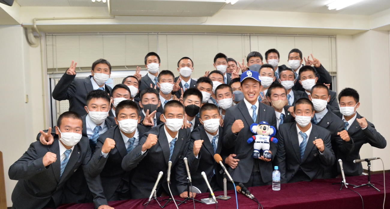 中日に4位指名を受けた聖光学院・山浅（帽子着用）を聖光ナインが囲んで記念撮影（撮影・濱本神威）