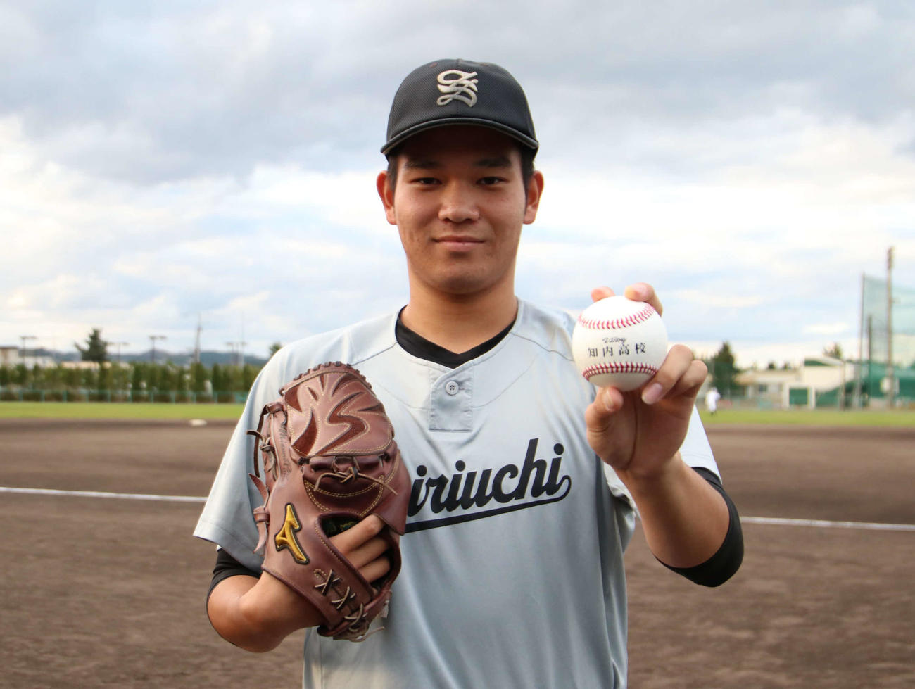 ボールを握りポーズをとる知内・坂本拓己投手（2022年10月19日撮影）