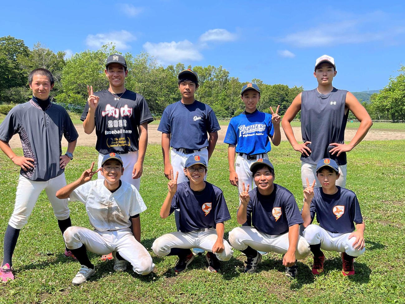 8月に地元を訪れた際、中学時代の恩師藤沢監督（後列左）、奥尻中の後輩らと記念撮影する知内・坂本（同左から2人目）（同監督提供）