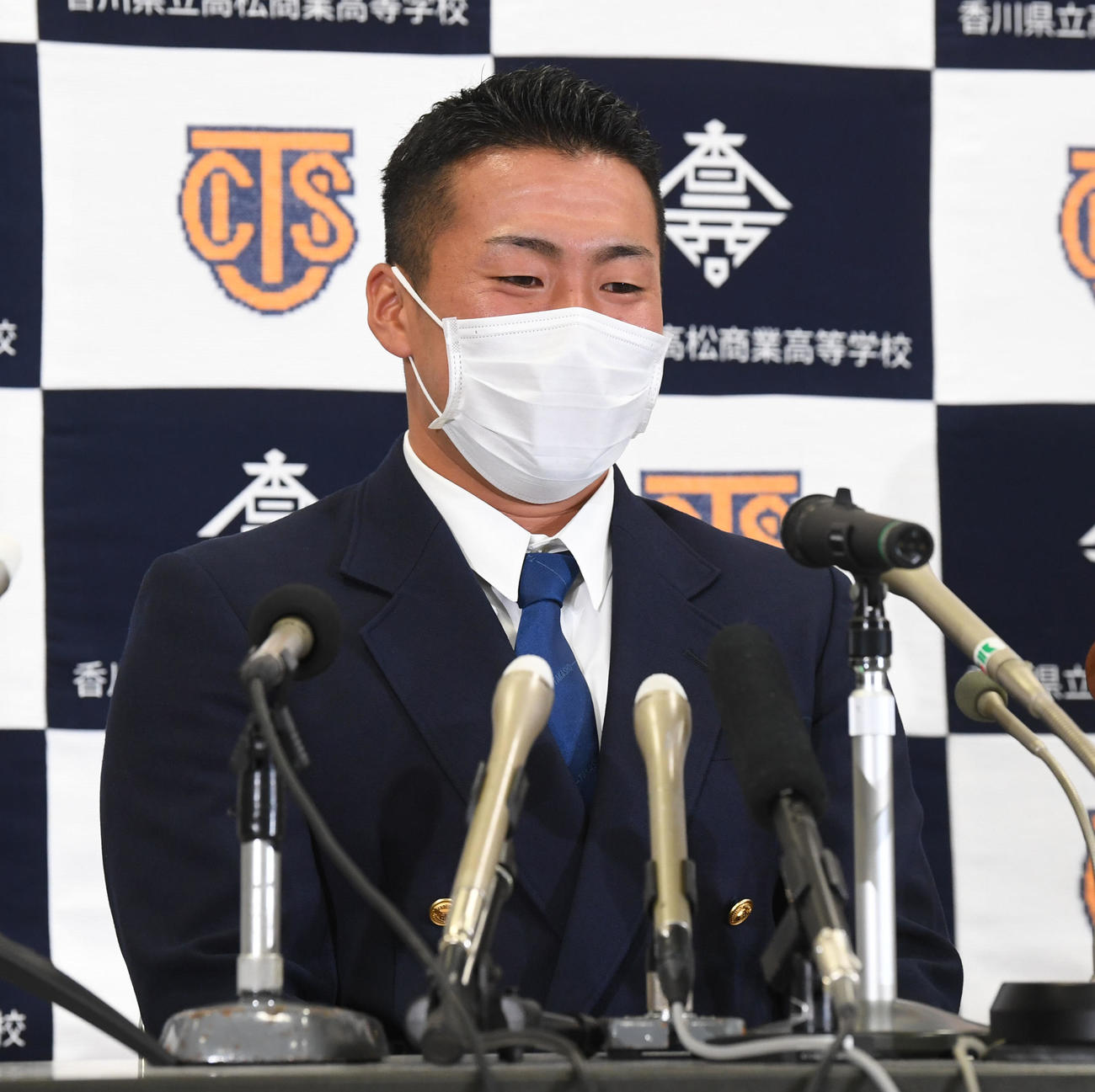ドラフトで巨人に1位指名され笑顔を見せる高松商・浅野（撮影・前岡正明）
