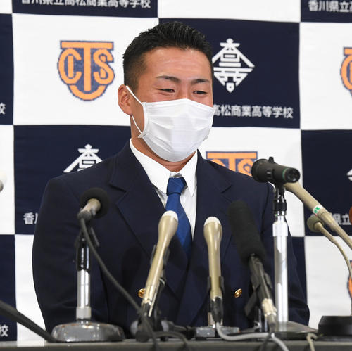ドラフトで巨人に1位指名され笑顔を見せる高松商・浅野(撮影・前岡正明)