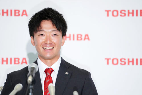 ヤクルトから1位指名を受け笑顔を見せる東芝・吉村(撮影・横山健太)