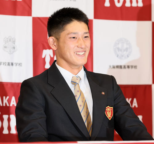 会見場に入り着席する大阪桐蔭の松尾(撮影・加藤哉)