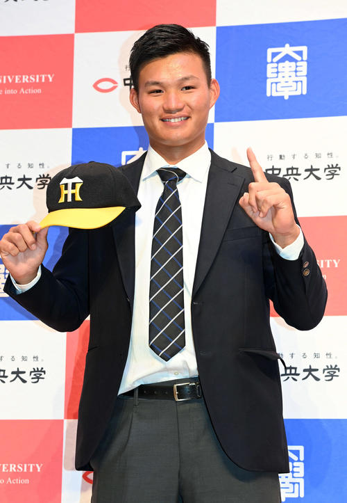 帽子を手に笑顔でポーズを決める中大・森下(撮影・たえ見朱実)