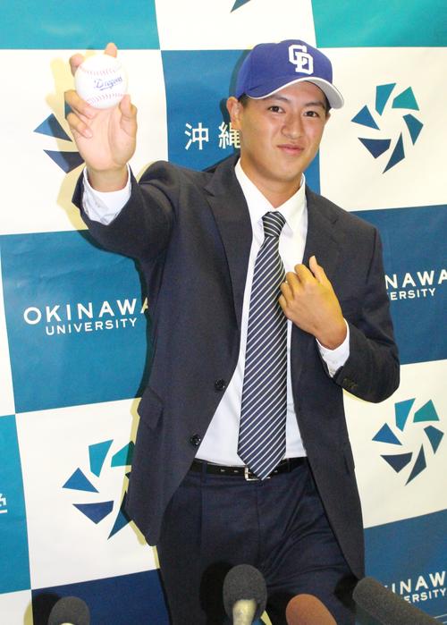 中日から1位指名を受け手喜ぶ沖縄大・仲地(撮影・菊川光一)