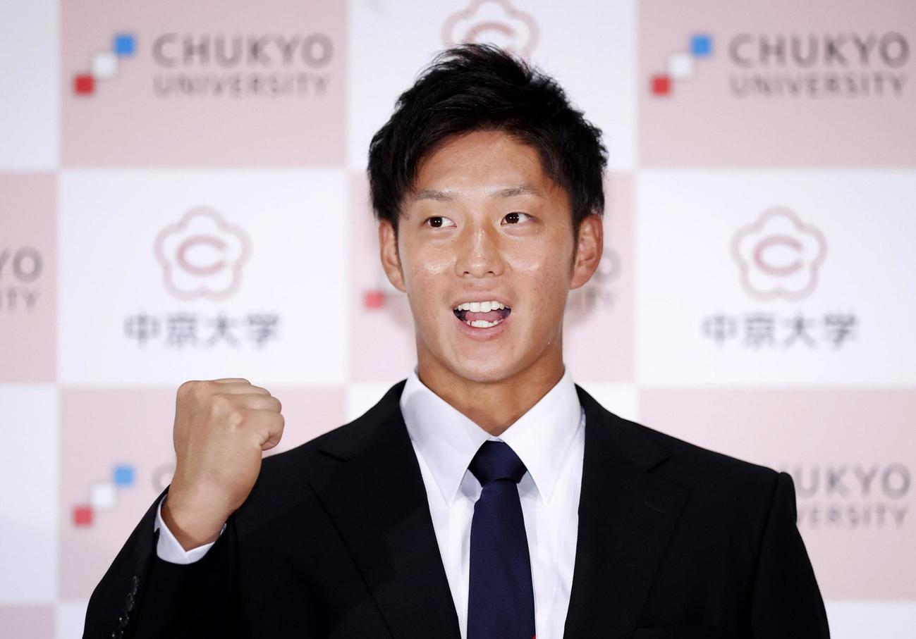 ヤクルトから3位指名を受け、ポーズをとる中京大の沢井廉外野手（共同）