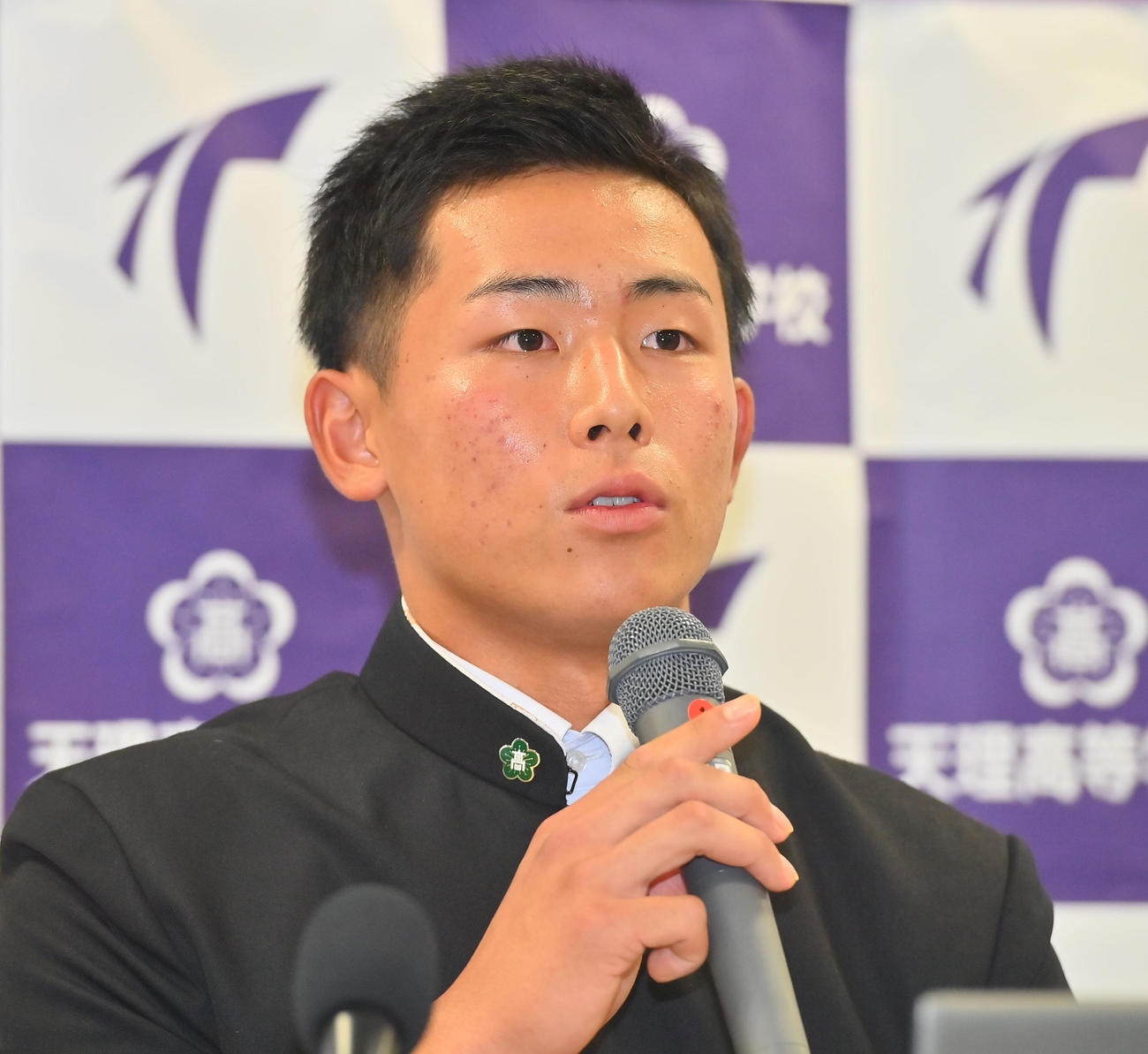 阪神から5位指名され、緊張した面持ちで会見する天理・戸井（撮影・和賀正仁）