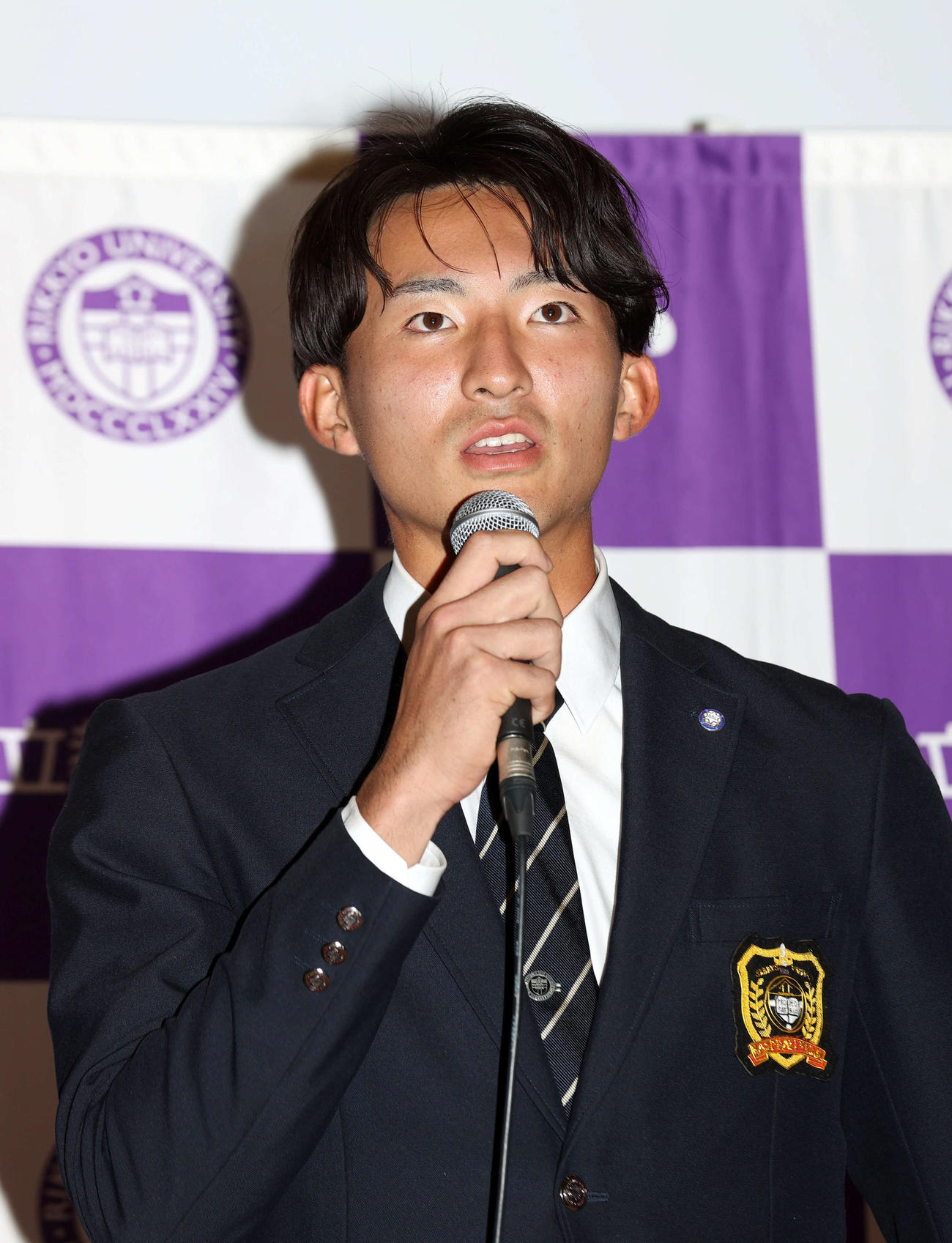 楽天から1位指名され、会見であいさつをする立大・荘司（撮影・狩俣裕三）
