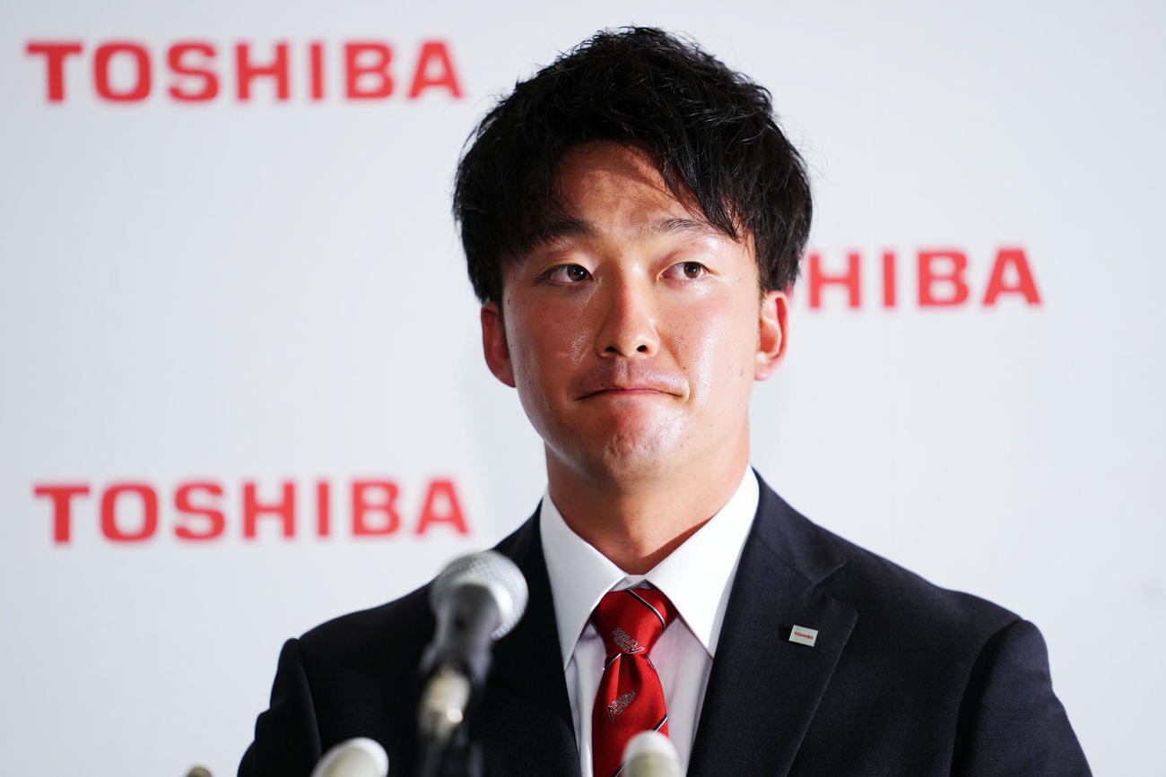 ヤクルトから1位指名を受け取材に臨む東芝・吉村（撮影・横山健太）