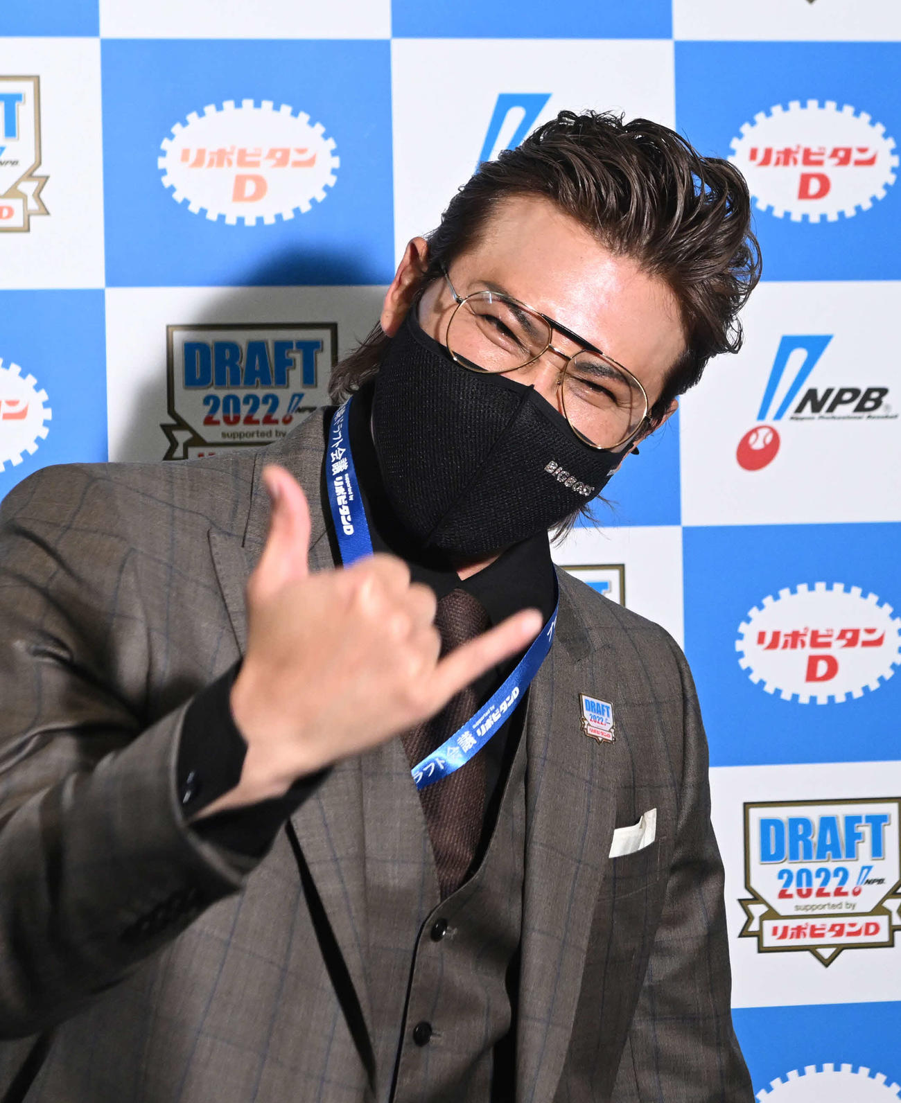 日体大・矢沢の交渉権を獲得しポーズを決める日本ハム新庄監督（代表撮影）