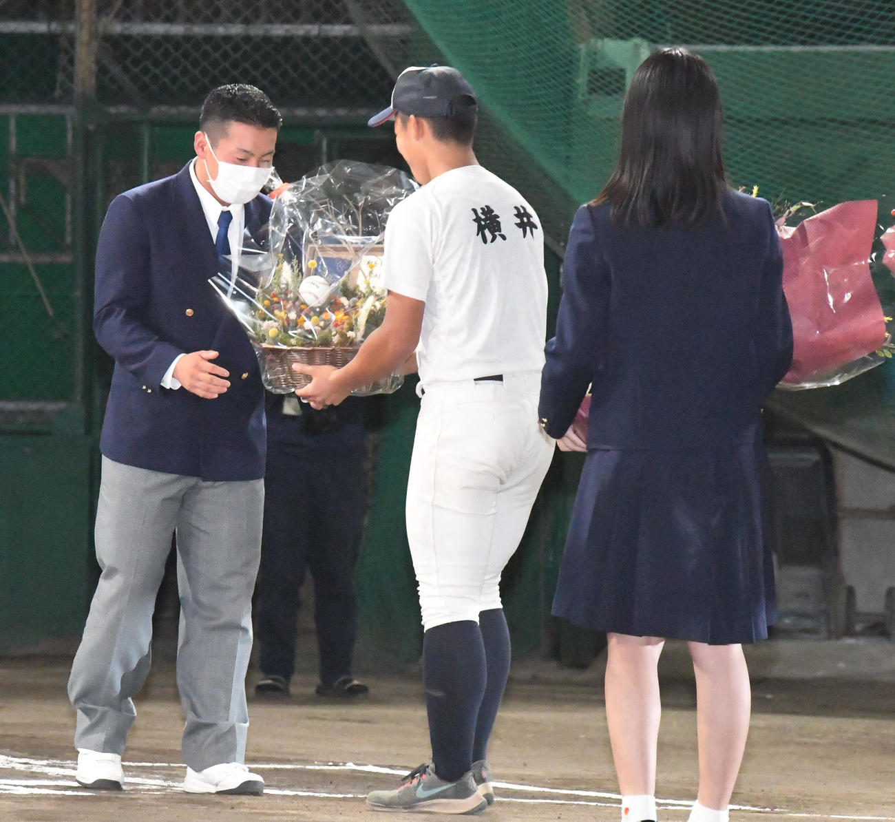 高松商・浅野（左）はで花束を受け取る（撮影・前岡正明）