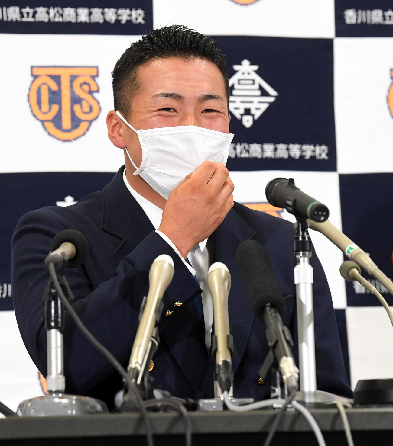 ドラフトでに巨人1位指名され笑顔を見せる高松商・浅野（撮影・前岡正明）