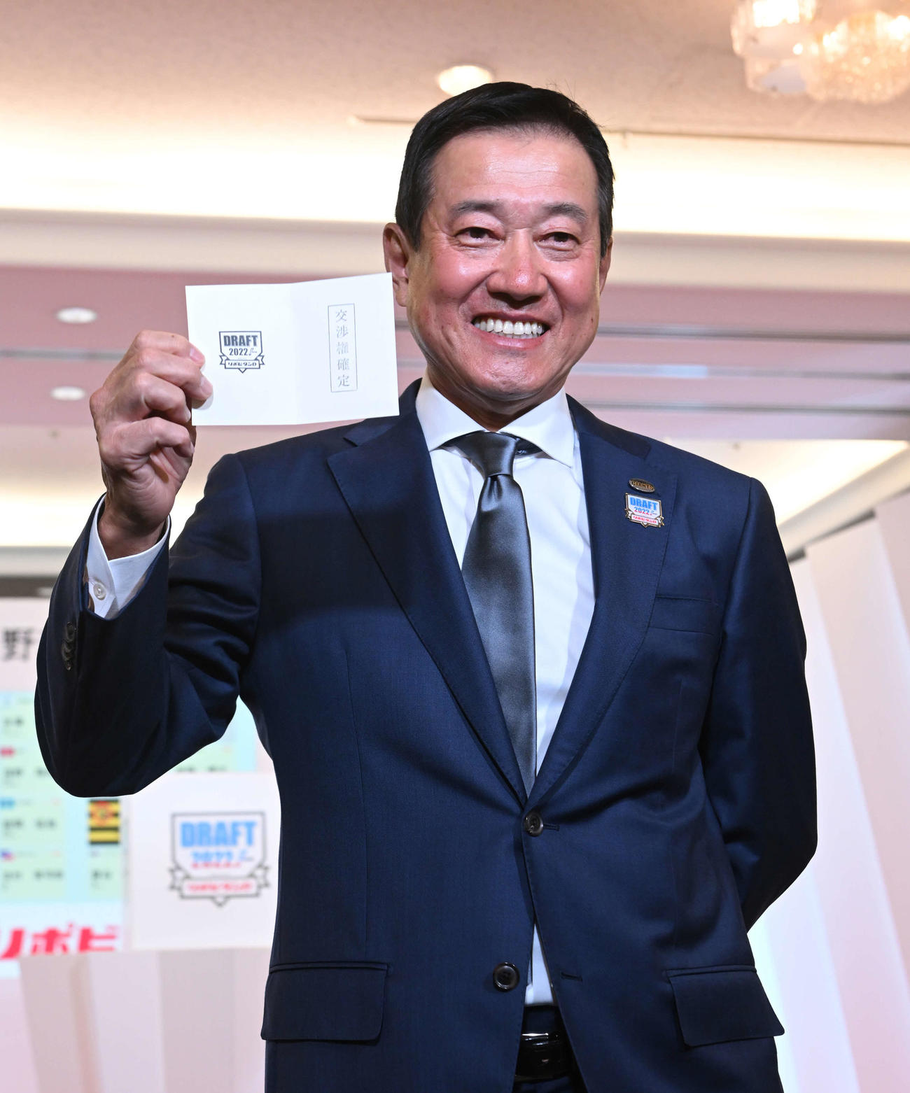 高松商・浅野の交渉権を獲得して笑顔を見せる巨人原監督（代表撮影）