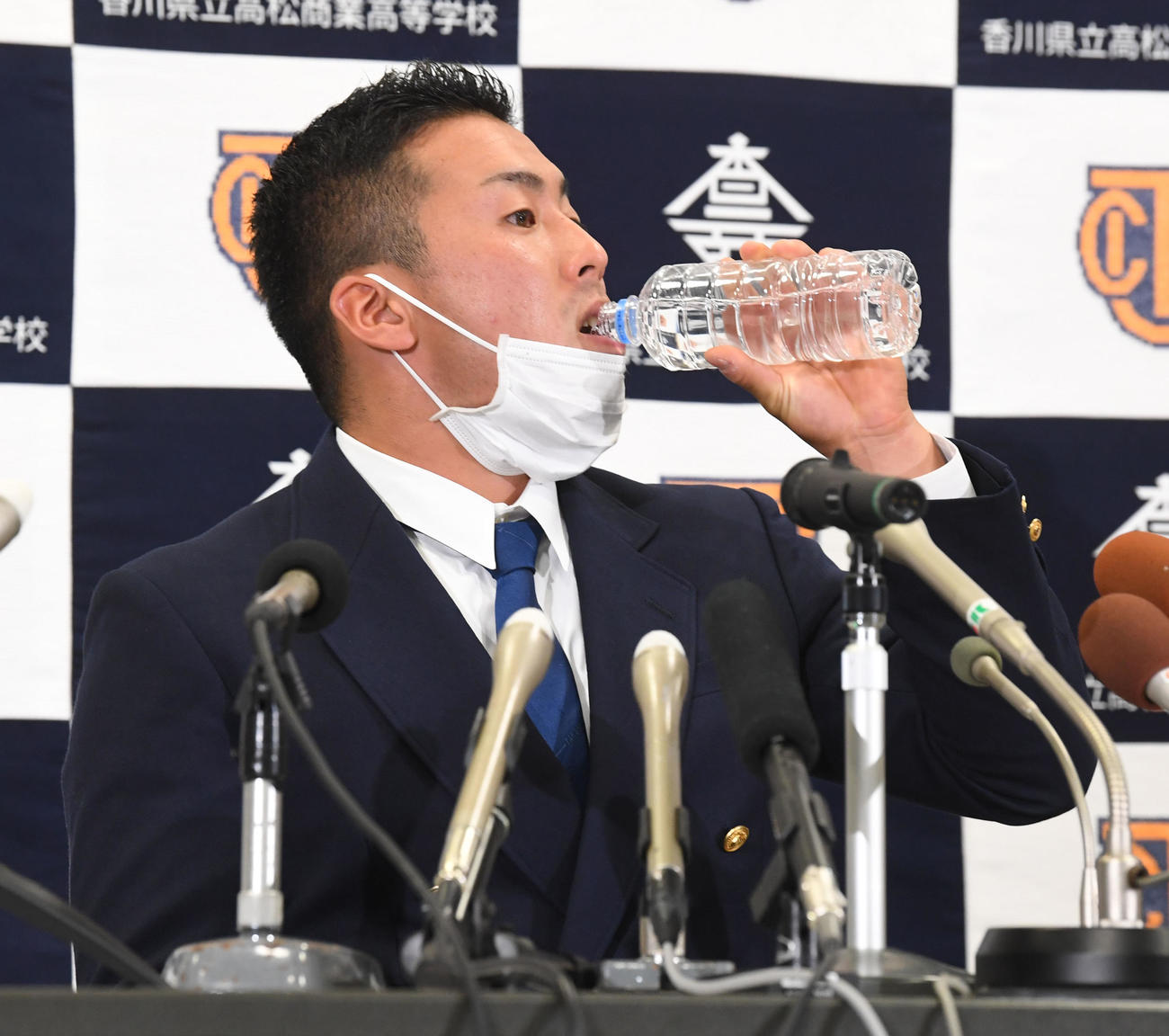 ドラフトでに巨人1位指名された高松商・浅野翔吾は会見で水分補給（撮影・前岡正明）