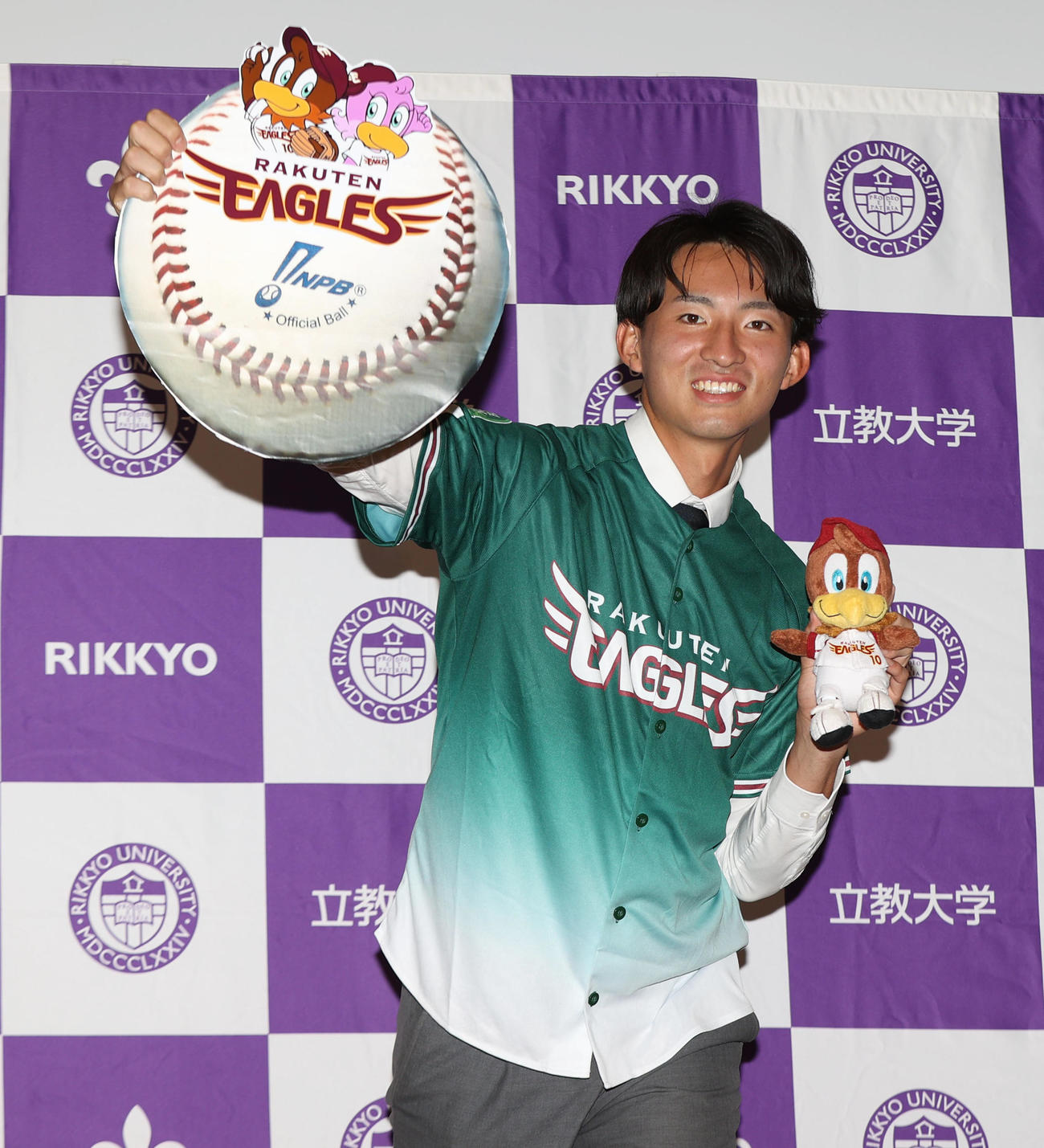 楽天から1位指名され、会見後に記念撮影をする立大・荘司（撮影・狩俣裕三）