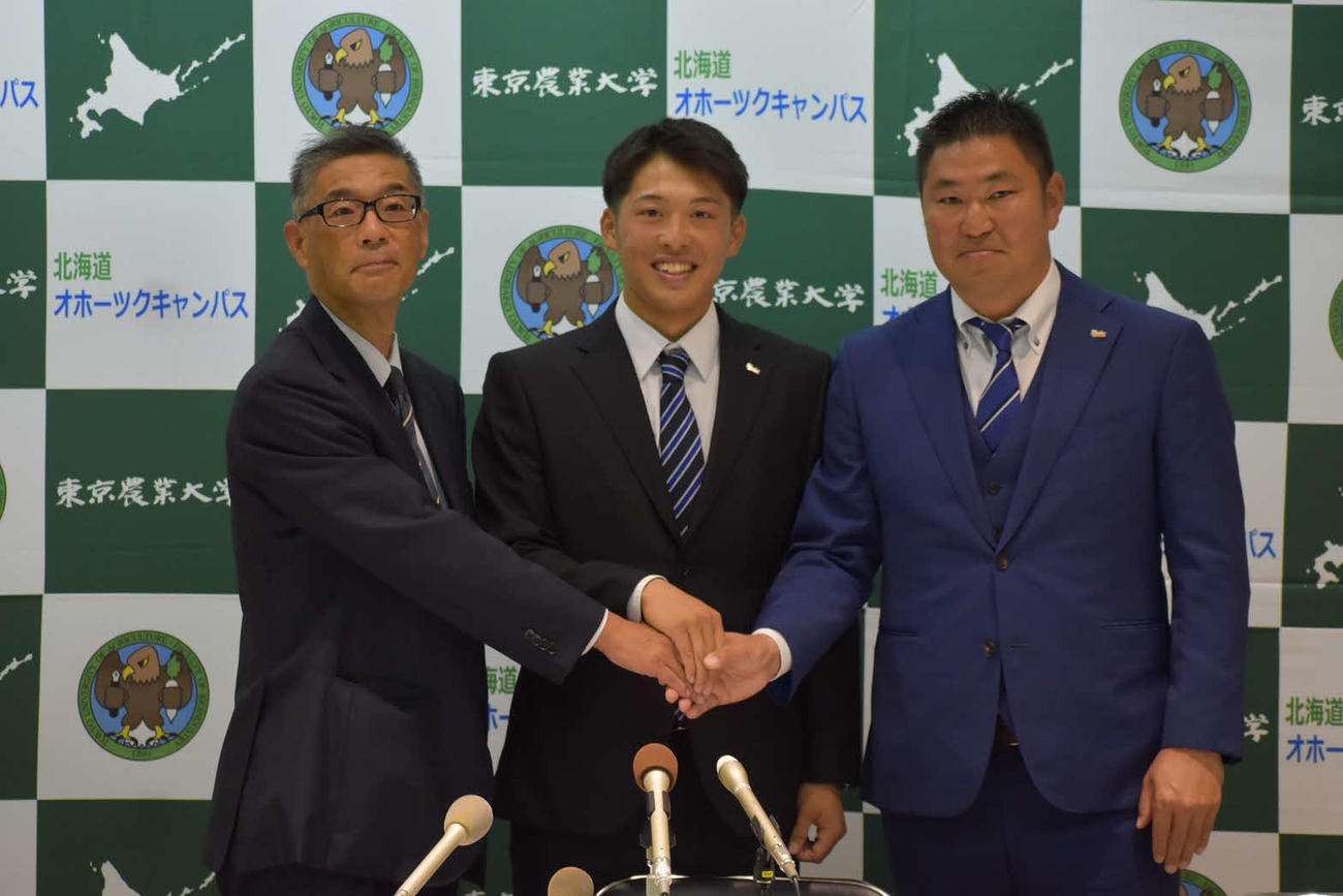 楽天から4位で指名された東農大北海道オホーツク・伊藤（中央）（同校提供）