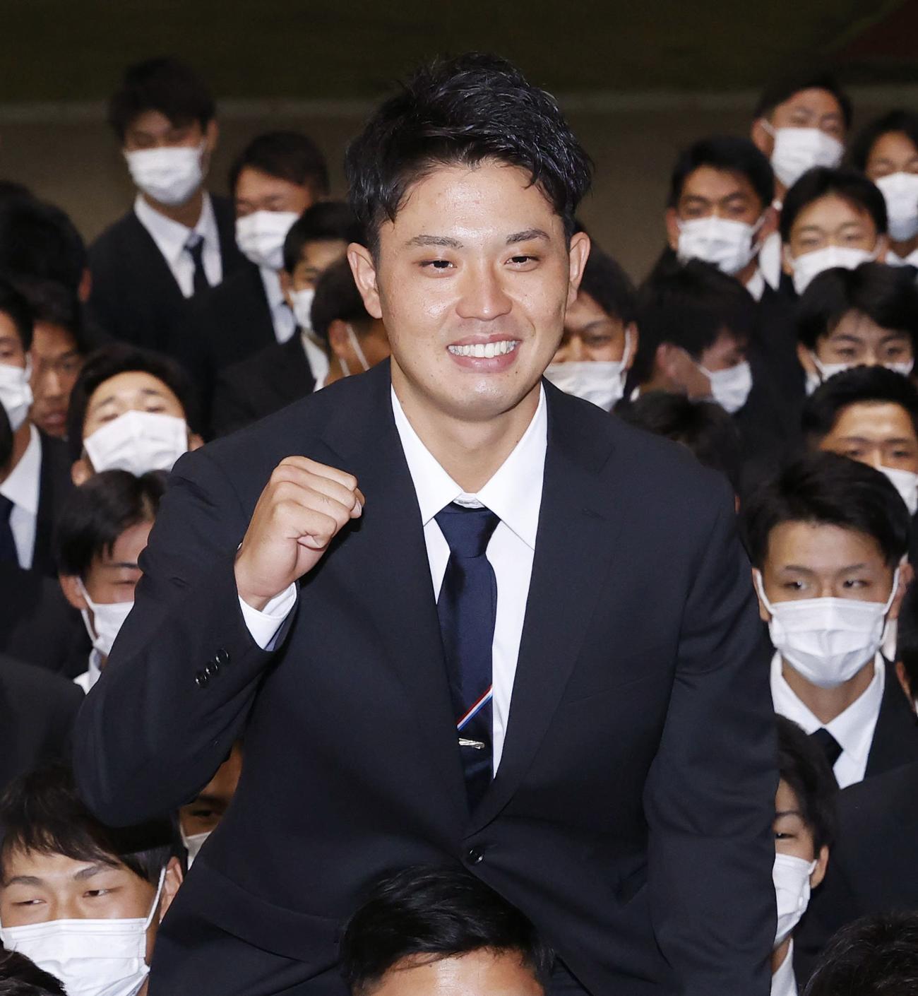 西武から育成で指名を受け、ポーズをとる中京大の三浦大輝投手（共同）