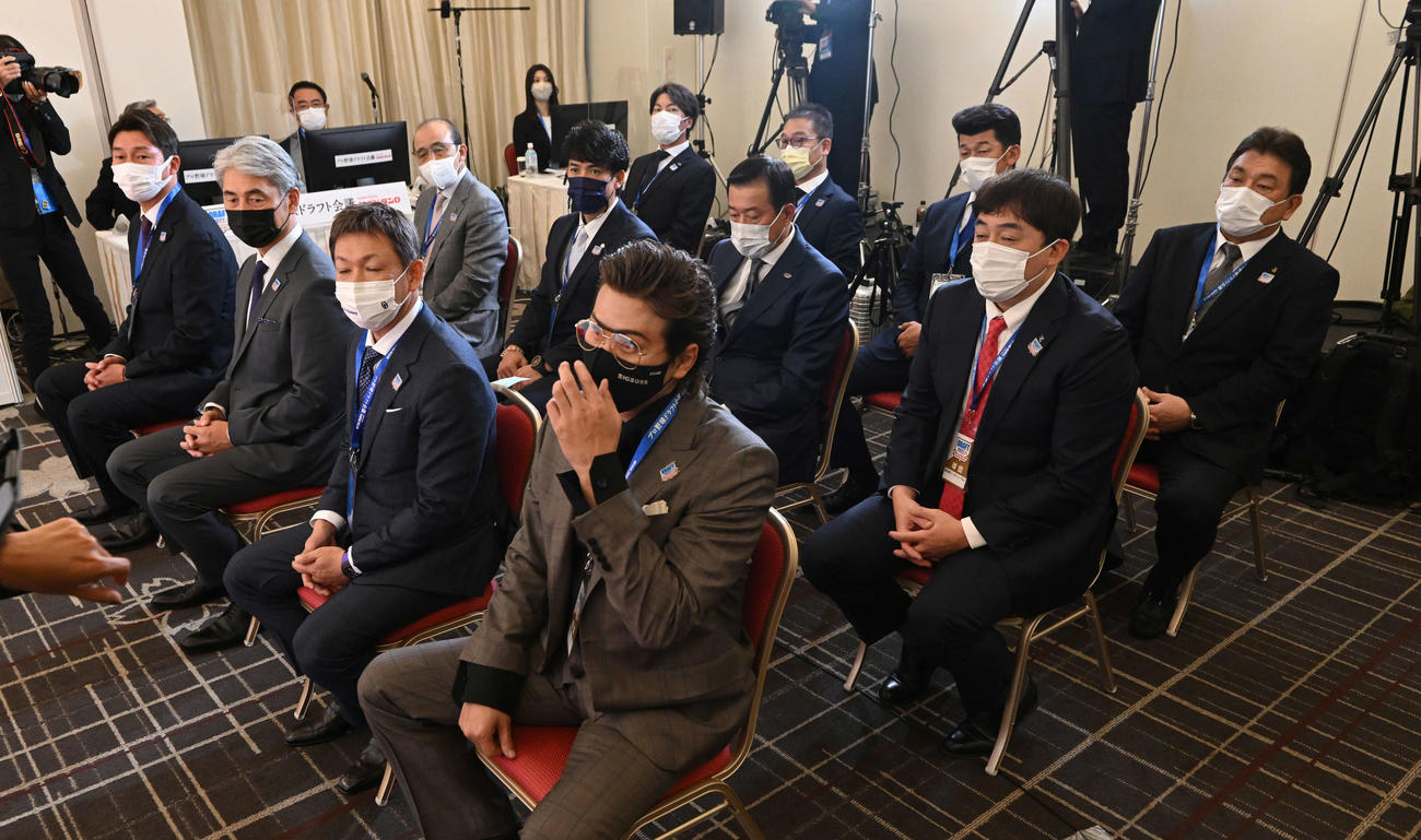 入場を控え待機する12球団の監督。前列手前から2人目が中日立浪監督（代表撮影）