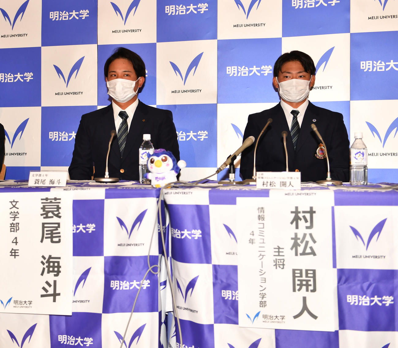 ドラフトの指名を待つ明大・蓑尾（左）と村松（撮影・柴田隆二）