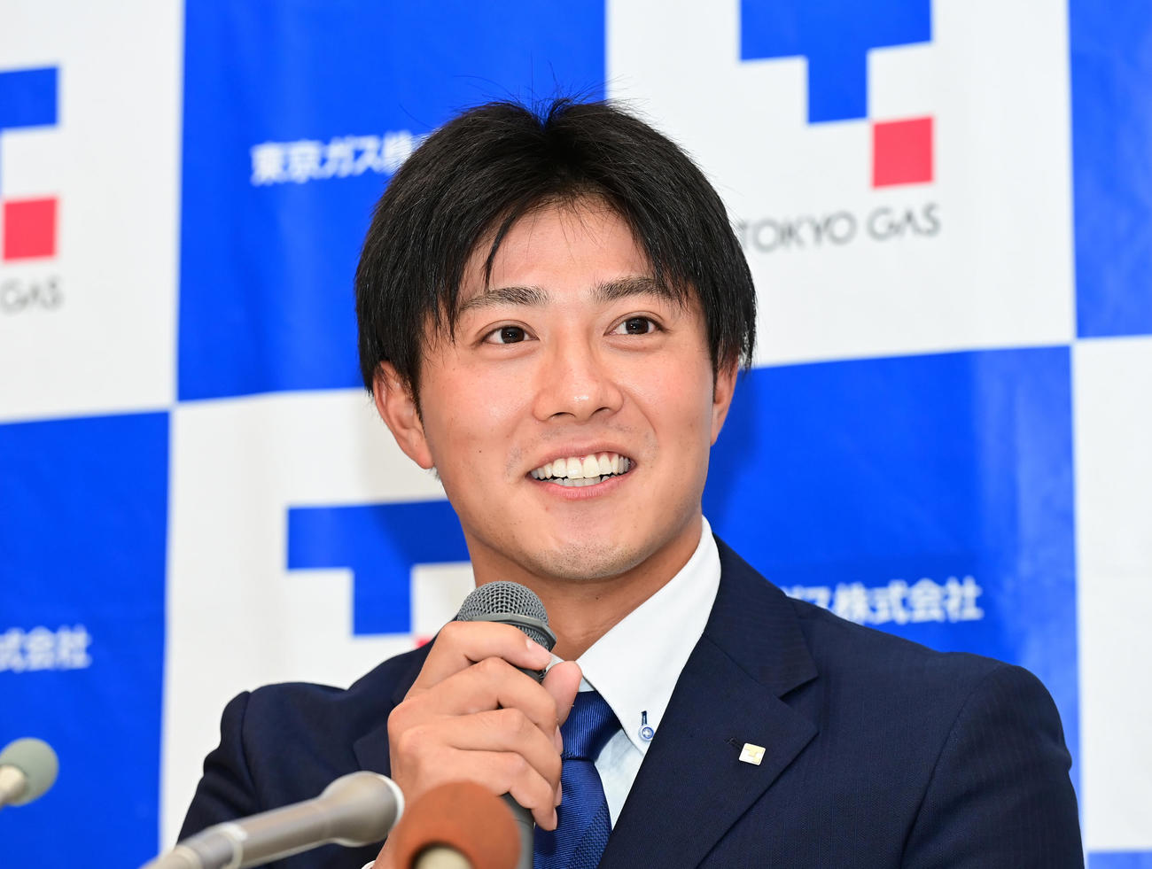 広島から3位指名を受け笑顔で会見に臨む東京ガス・益田投手（撮影・小沢裕）　