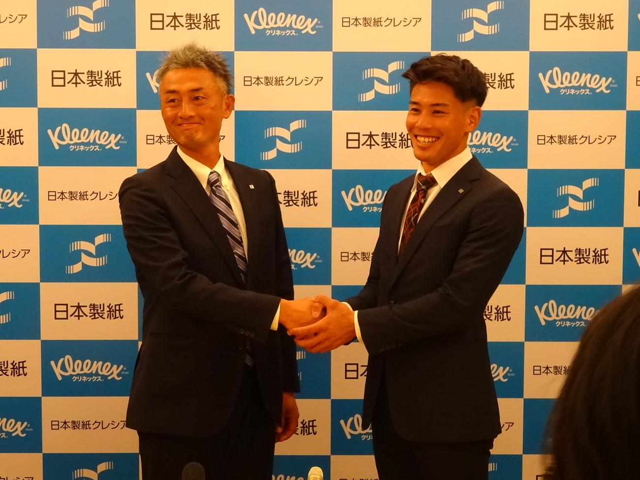 日本ハムから6位指名された日本製紙石巻・宮内投手（右）