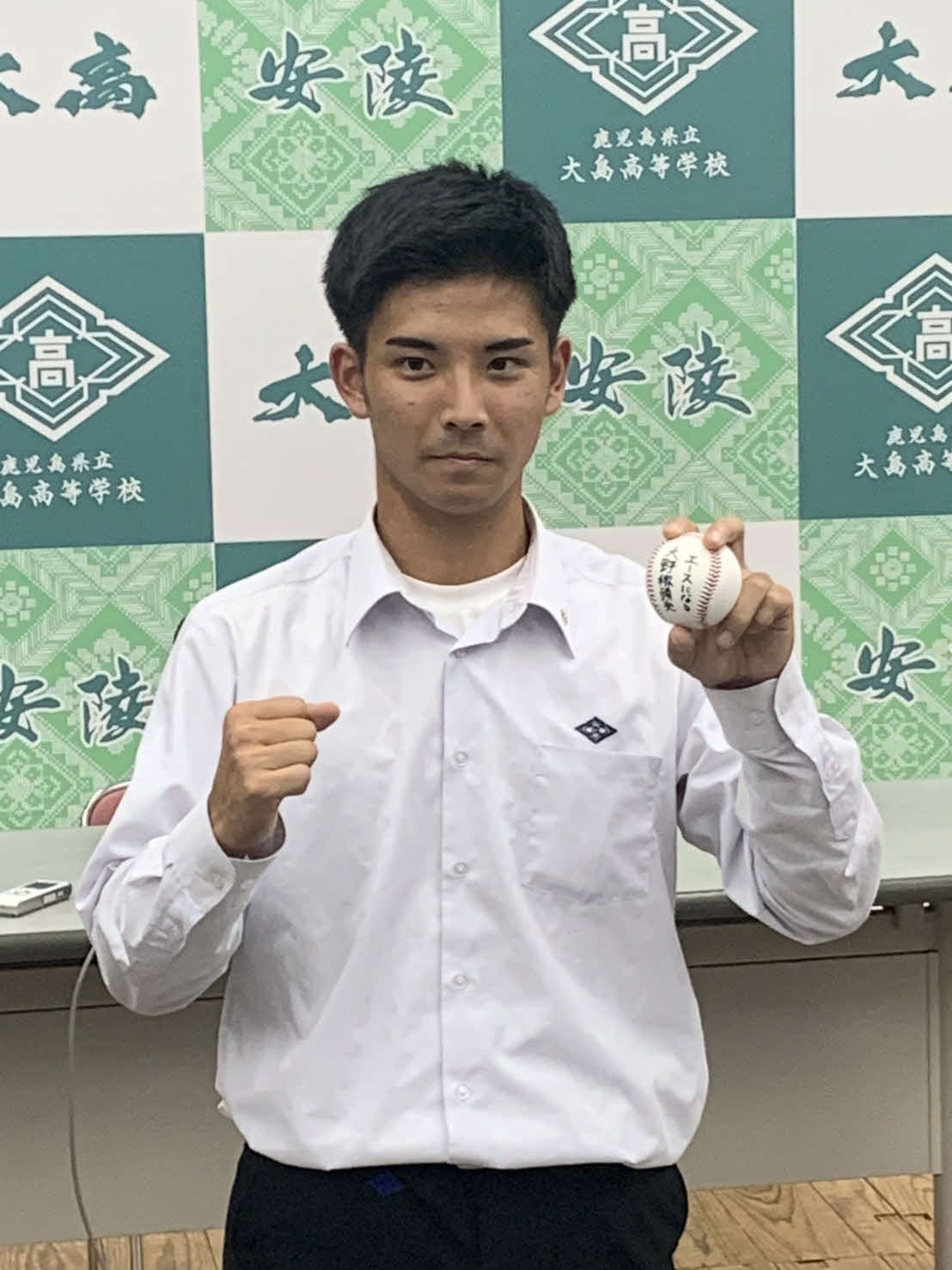 ソフトバンクから4位指名された大島・大野稼頭央（大島高校提供）