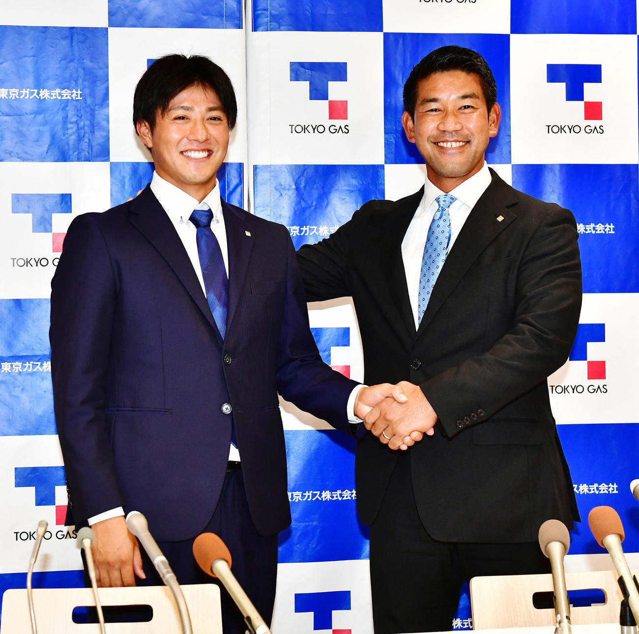 広島から3位指名を受けた東京ガス・益田（左）は山口監督の祝福を受ける（撮影・小沢裕）　