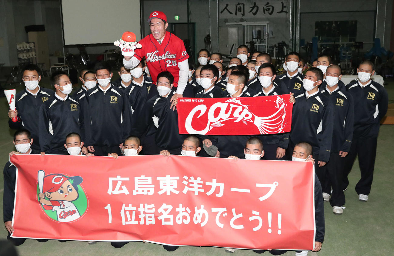 広島からドラフト1位指名を受け、チームメートに肩車をしてもらい笑顔を見せる苫小牧中央の斉藤（撮影・佐藤翔太）