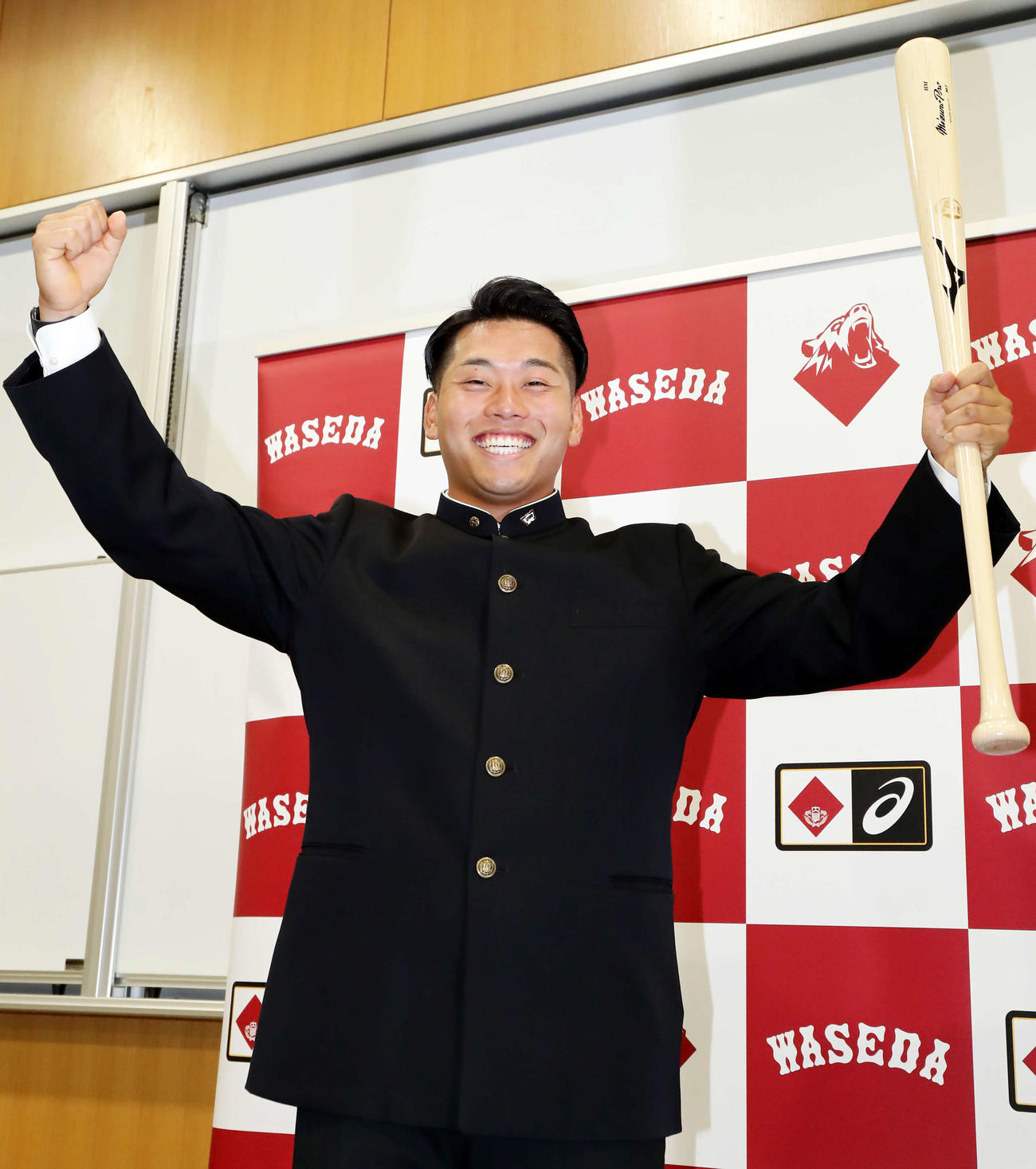 ドラフト西武1位指名の早大蛭間はバットを手に笑顔でガッツポーズ（撮影・浅見桂子）