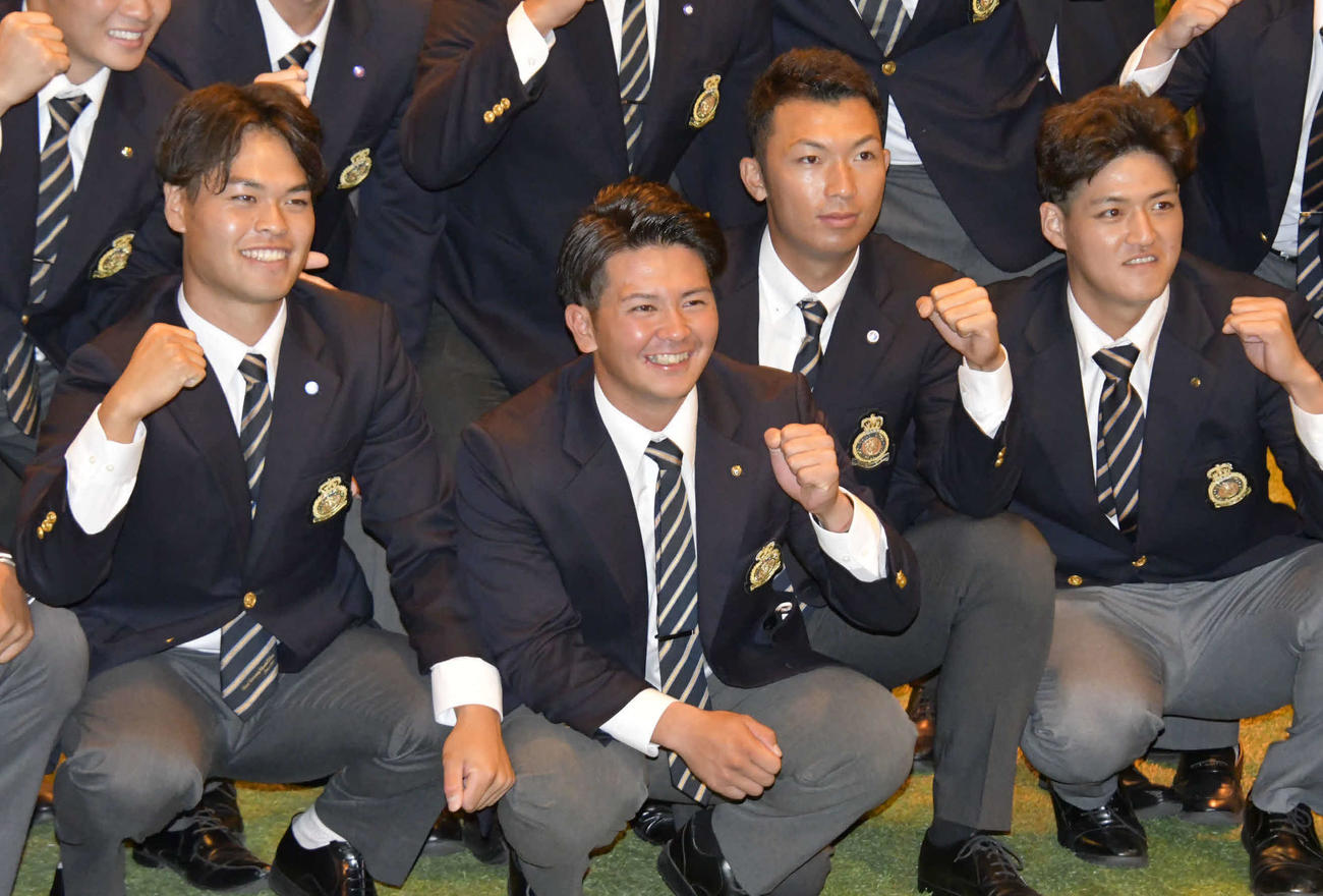 左から西武育成4位で指名された是沢涼輔捕手と育成5位で指名された村上喬一朗捕手（撮影・平山連）