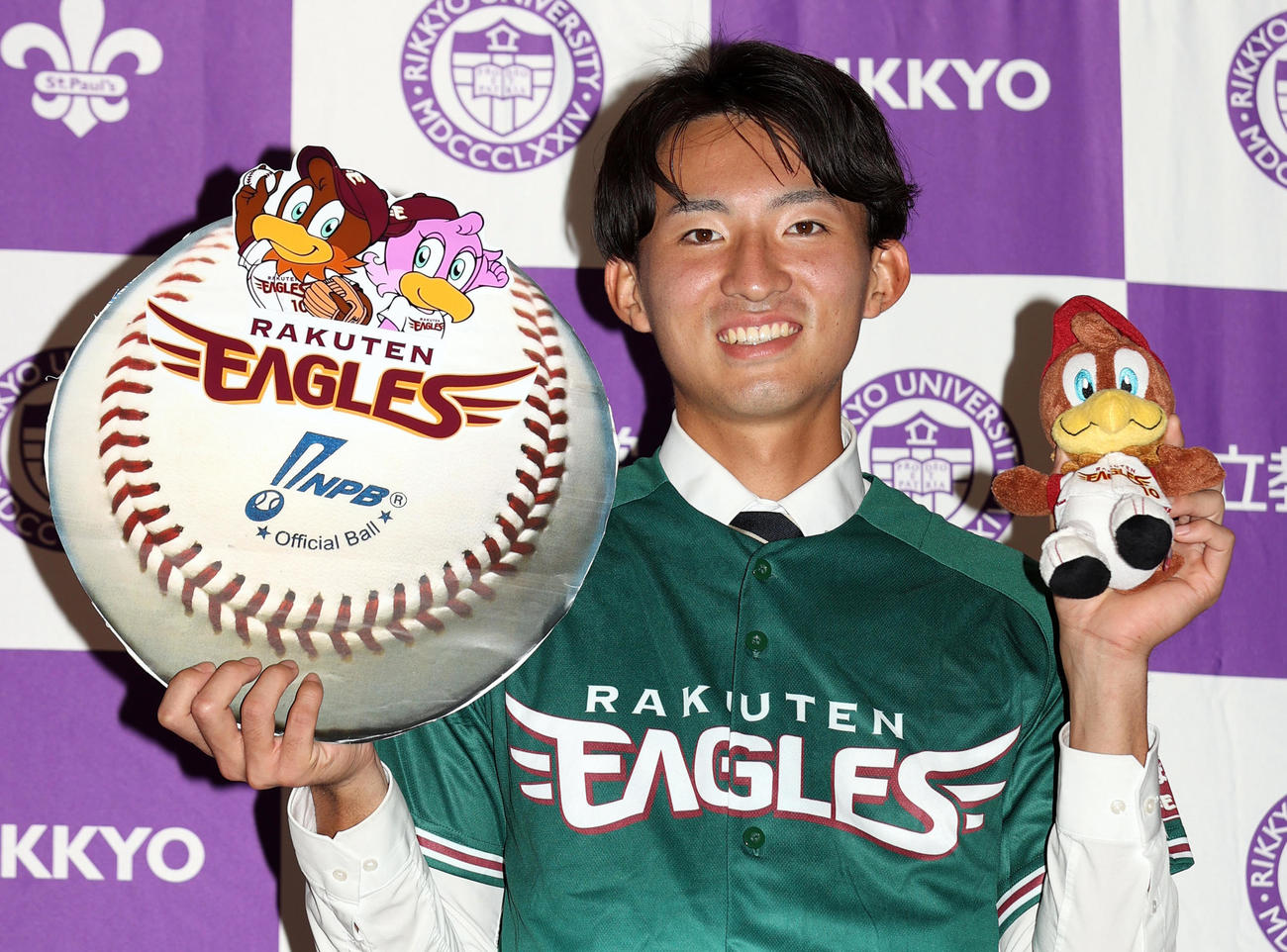 楽天から1位指名され、会見後に記念撮影をする立大・荘司（撮影・狩俣裕三）